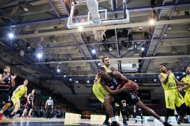 各有两名球 各有两名球